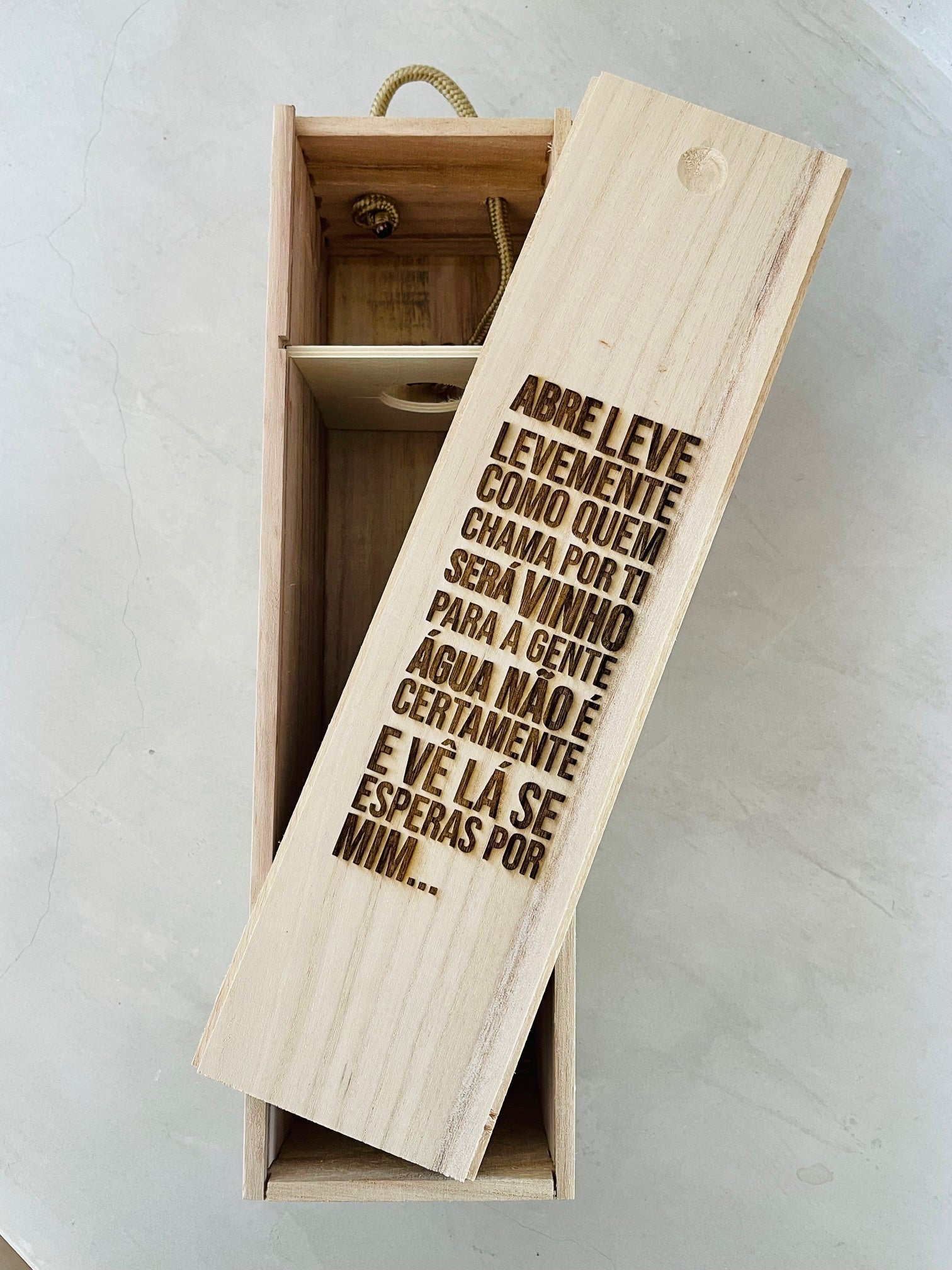 Caixa de Vinho em madeira